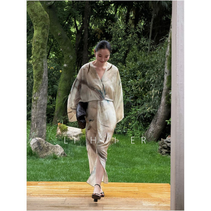 LiHuiErๆๆ
งๅฟ็ ็ฅ Artistic Print V Neck Dress Women s Minimalist Design New Chinese Style Long Dress image 3