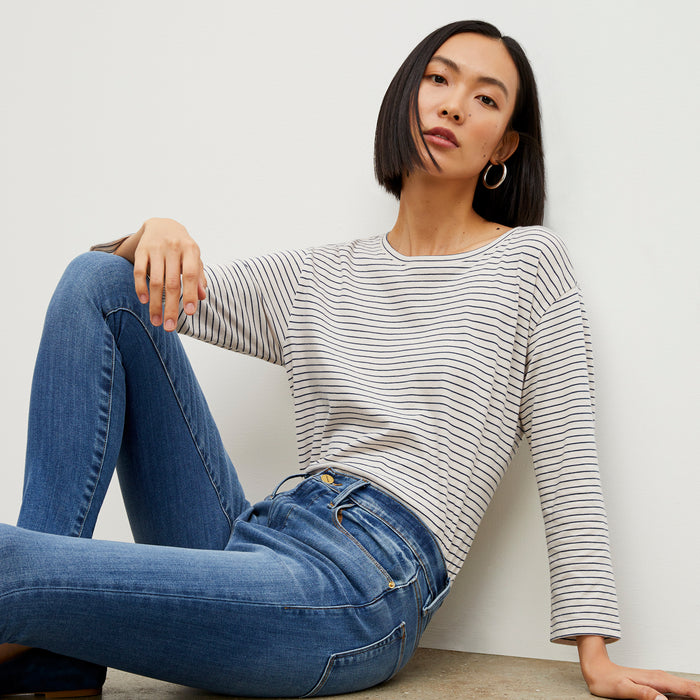 Detail image of a woman wearing the FRAME Denim Le High Skinny Jean in Poe